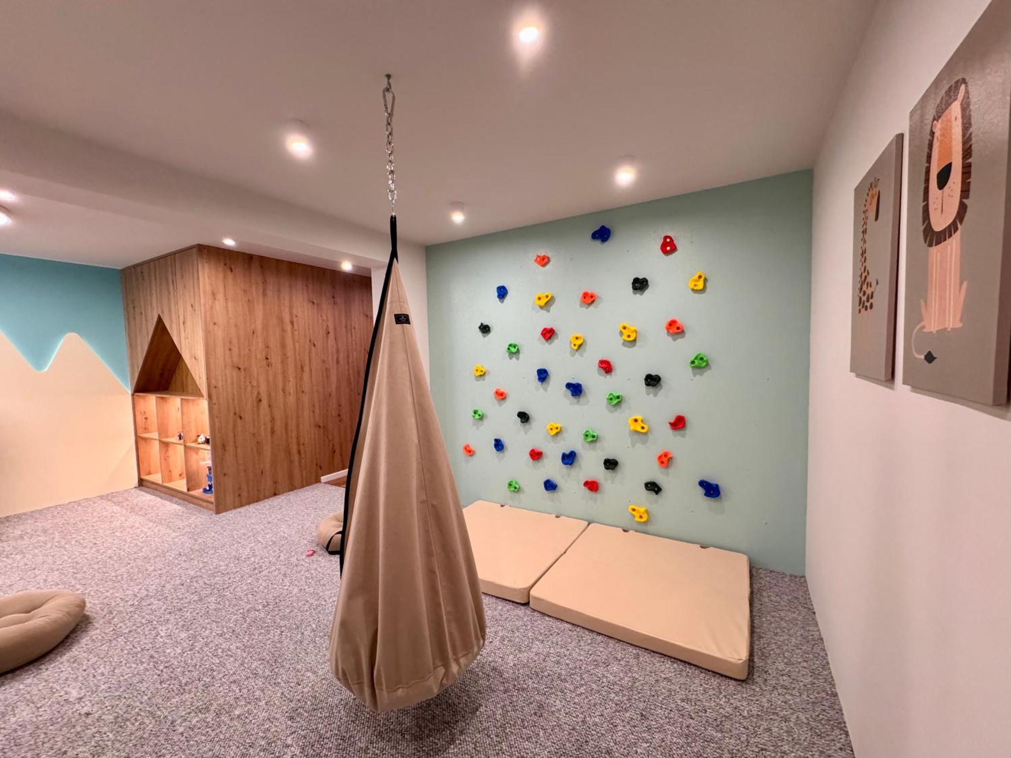 Cyrhla Apartamenty - Sauna, Playroom, Free Parking & Wifi, Zakopane